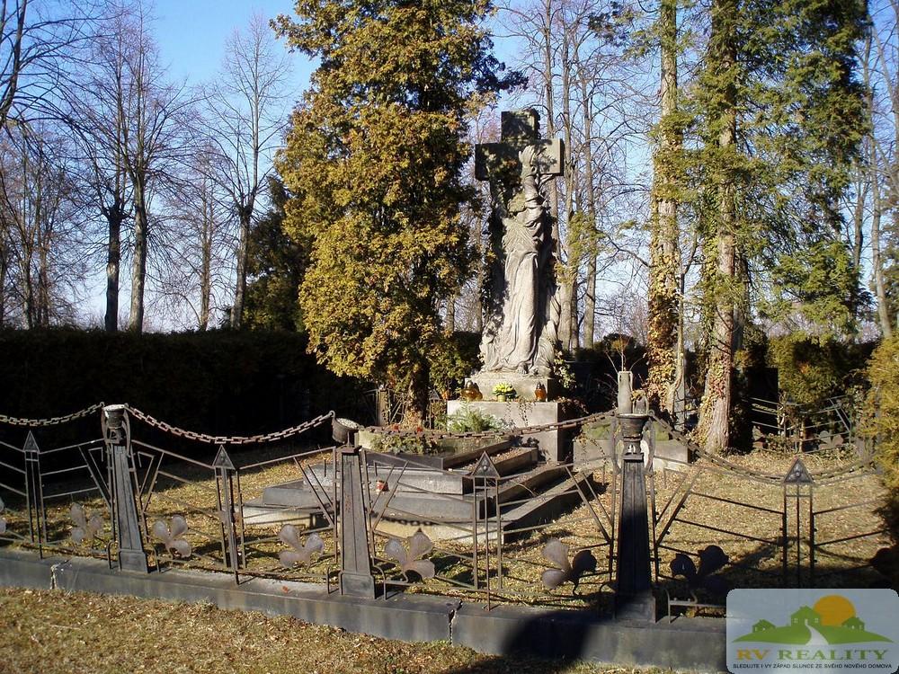 Prodej hrobky rodiny  Nejedlých (81m2) s kryptou(10,5m2), obrázek č. 1