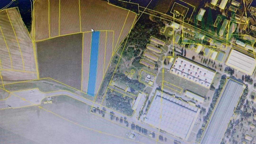 Prodej dvou pozemků o celkové výměře 16871 m2, v blízkosti  letiště Vodochody.