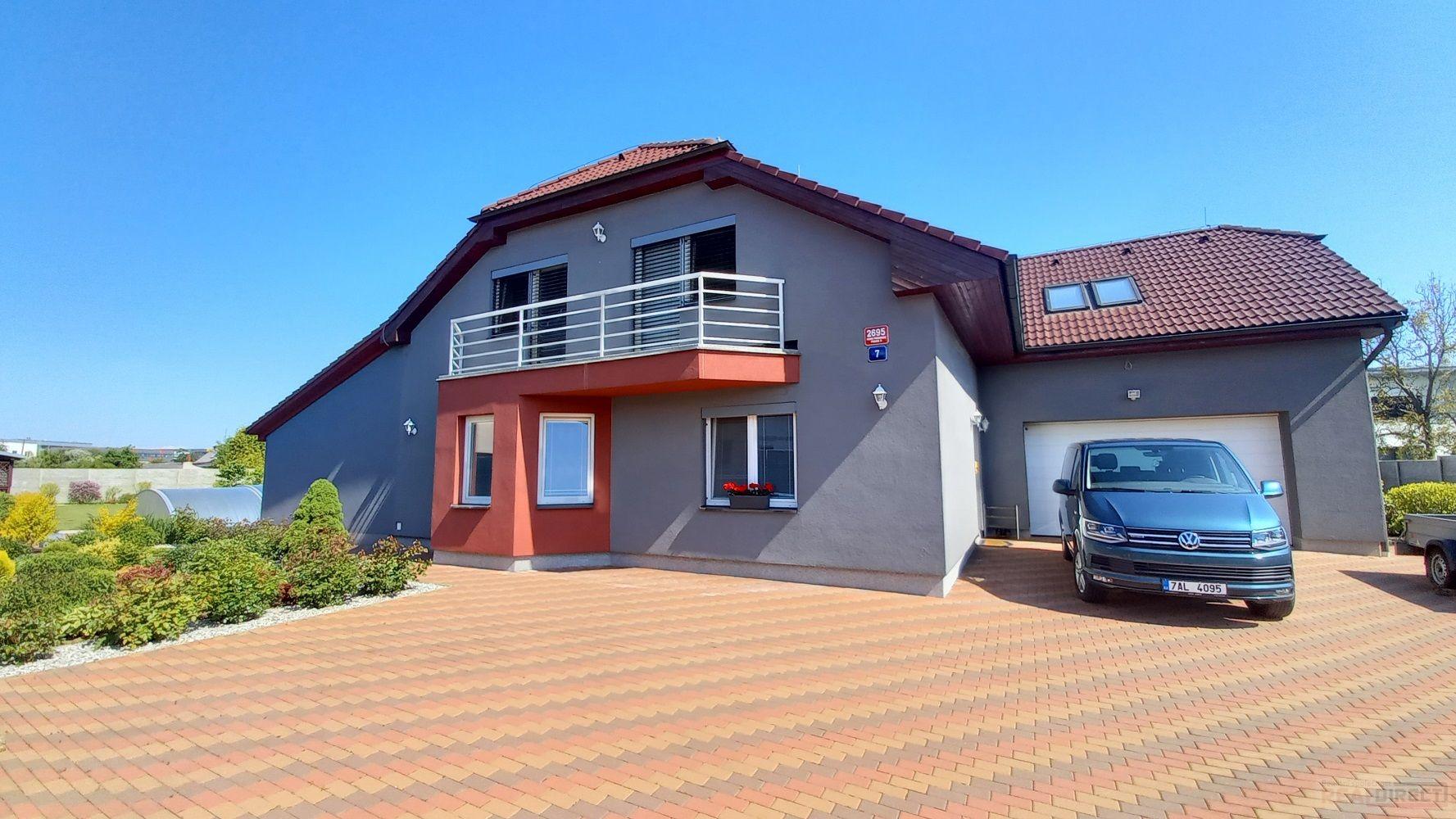 Prodej rodinného domu 7+1 (287,7m2) + garáž (34 m2), pozemek 1543m2, ul. Střelečská, Horní Počernice