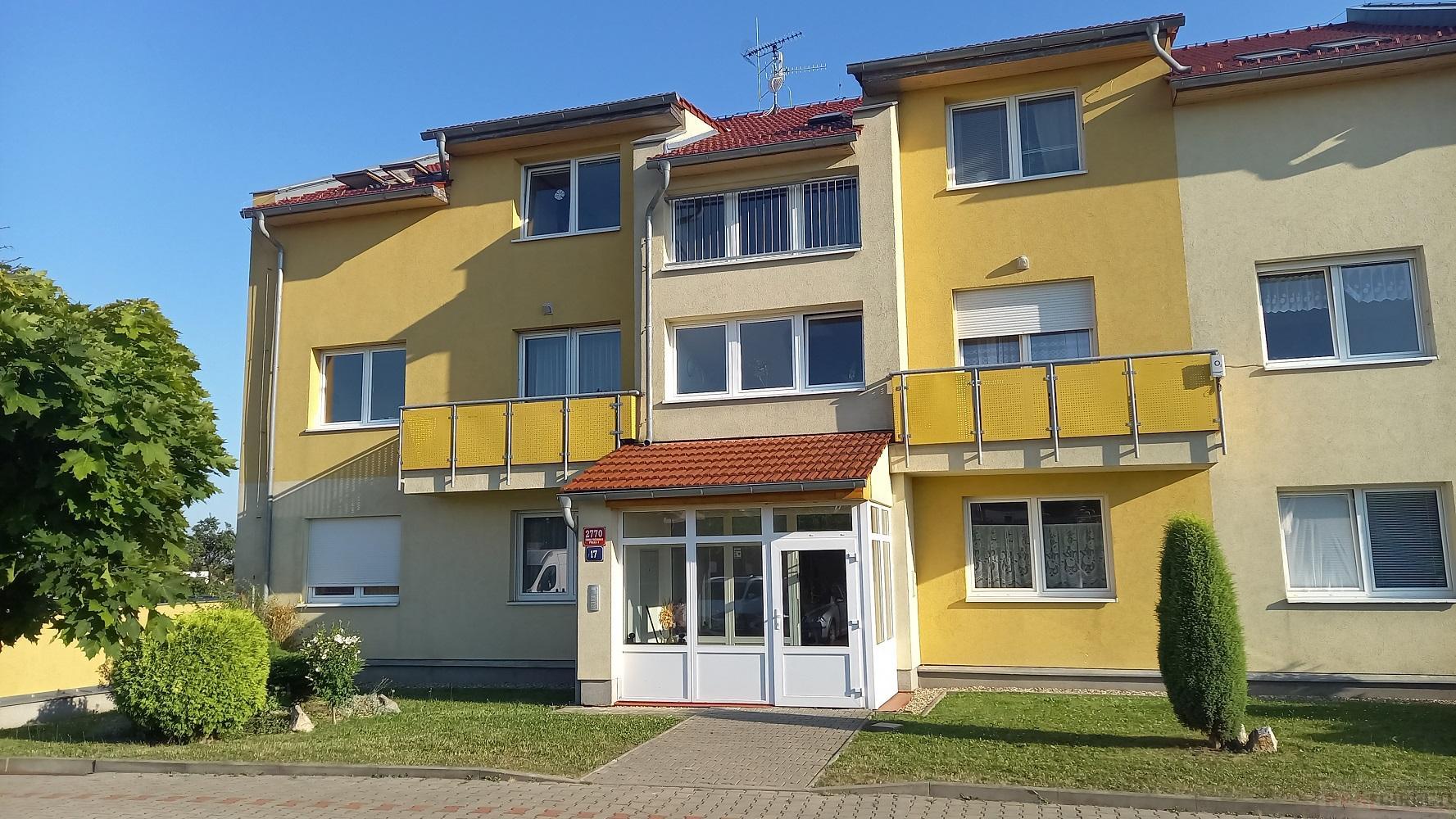 Prodej bytu 3+kk/balkon/zasklený balkon/2x garážové stání/1x venkovní stání, ulice V Javorech, PH 9, obrázek č. 1