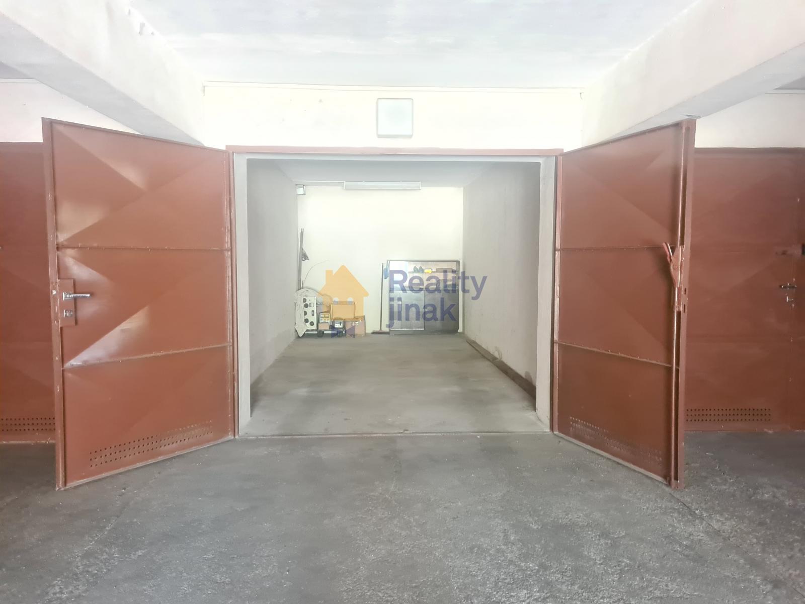 Prodej garáže - 17,5 m2 v parkovacím domě, ul. Žarošická, Brno - Vinohrady