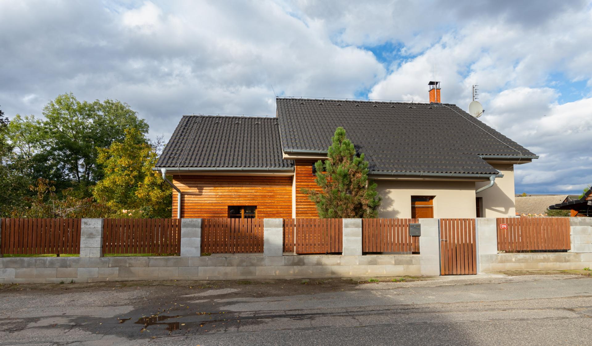 Rodinný dům s pozemkem 442 m2, bazénem, terasou a zahradním  domkem v obci Hrdlív, okr. Kladno