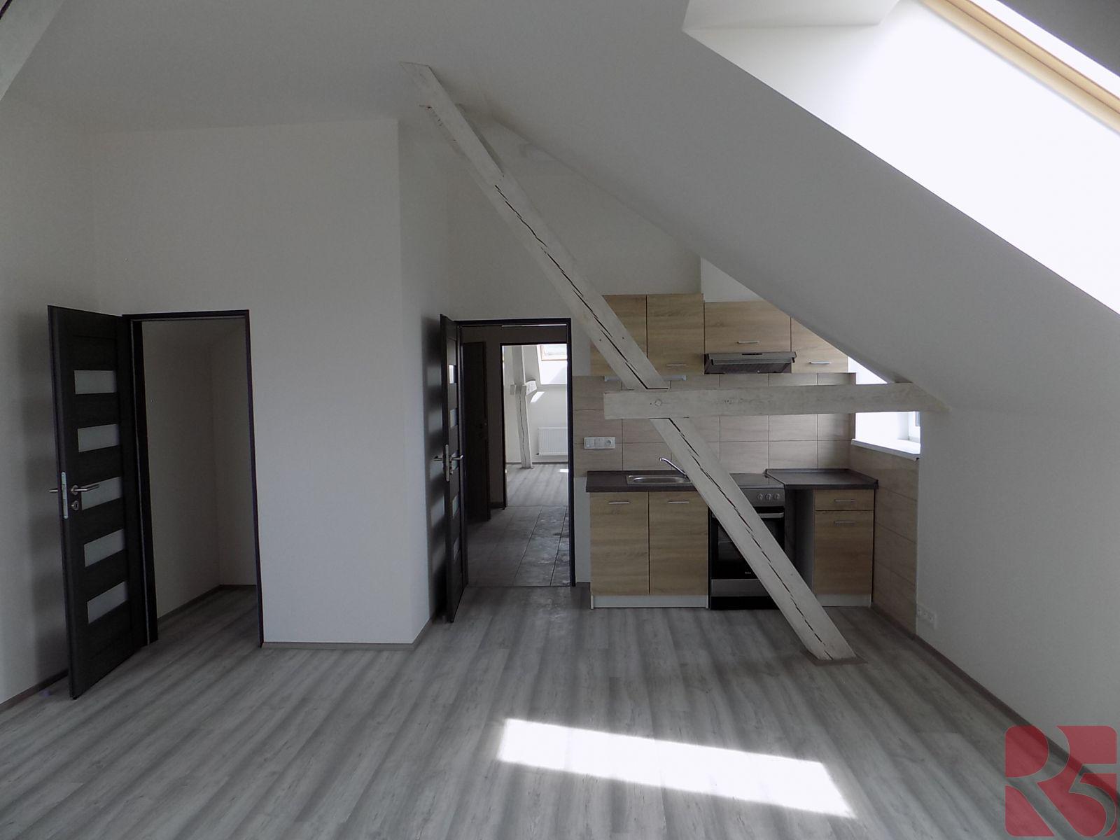 Pronájem novostavby atypického podkrovního bytu 2+kk, 70 m2, v centru města Dobříš, obrázek č. 3