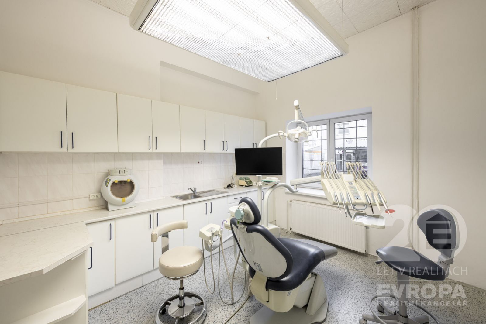 Zavedená zubařská praxe, ordinace o výměře 73 m2 se zázemím, čekárnou, wc, koupelna i sklad, Sokolov, obrázek č. 2