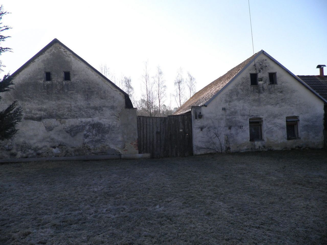 Venkovský dům s uzavřeným dvorem v obci Horní Olešná