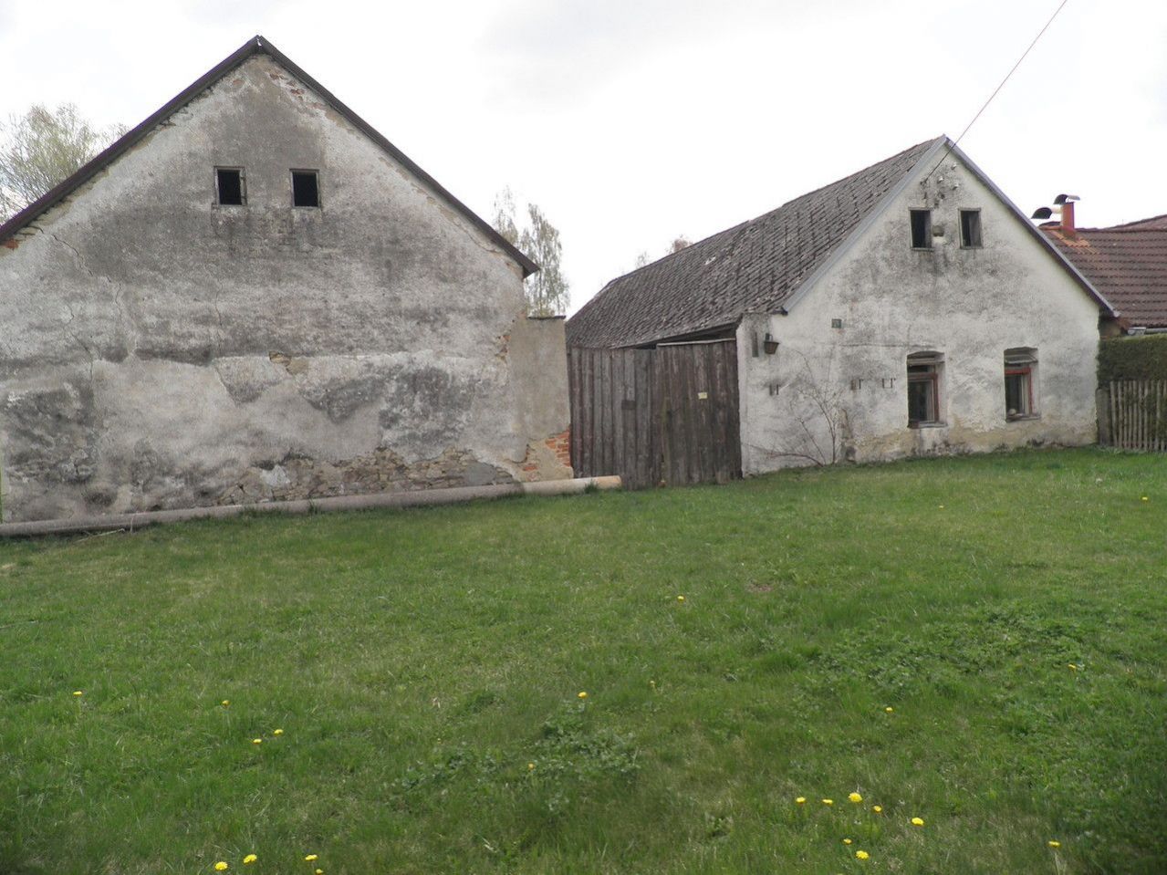 Venkovský dům s uzavřeným dvorem v obci Horní Olešná