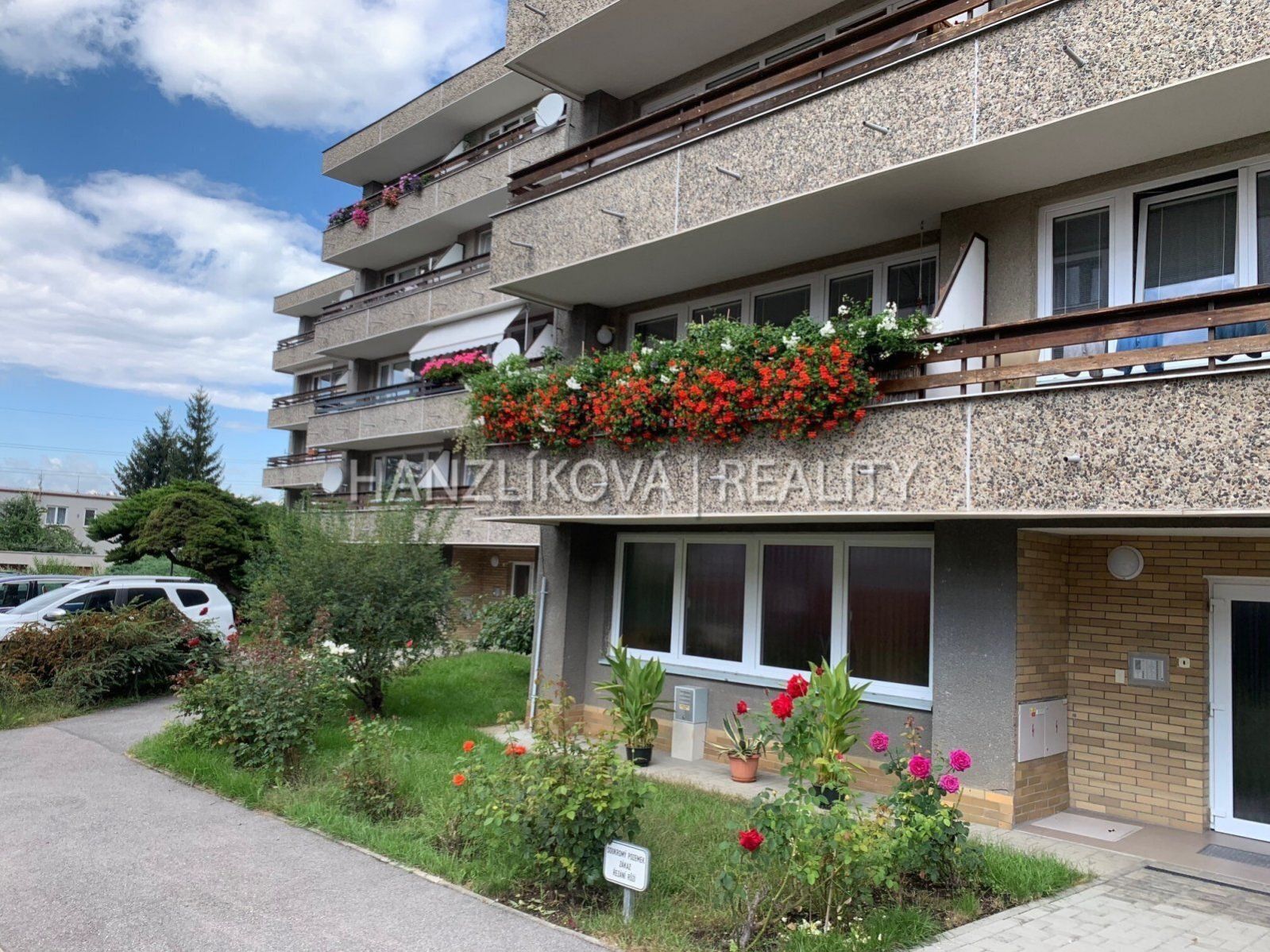 prodej kompletně zrekonstruovaného bytu 4+1, Jana Čarka ( S. Vrbné) s balkonem a garáží, obrázek č. 1