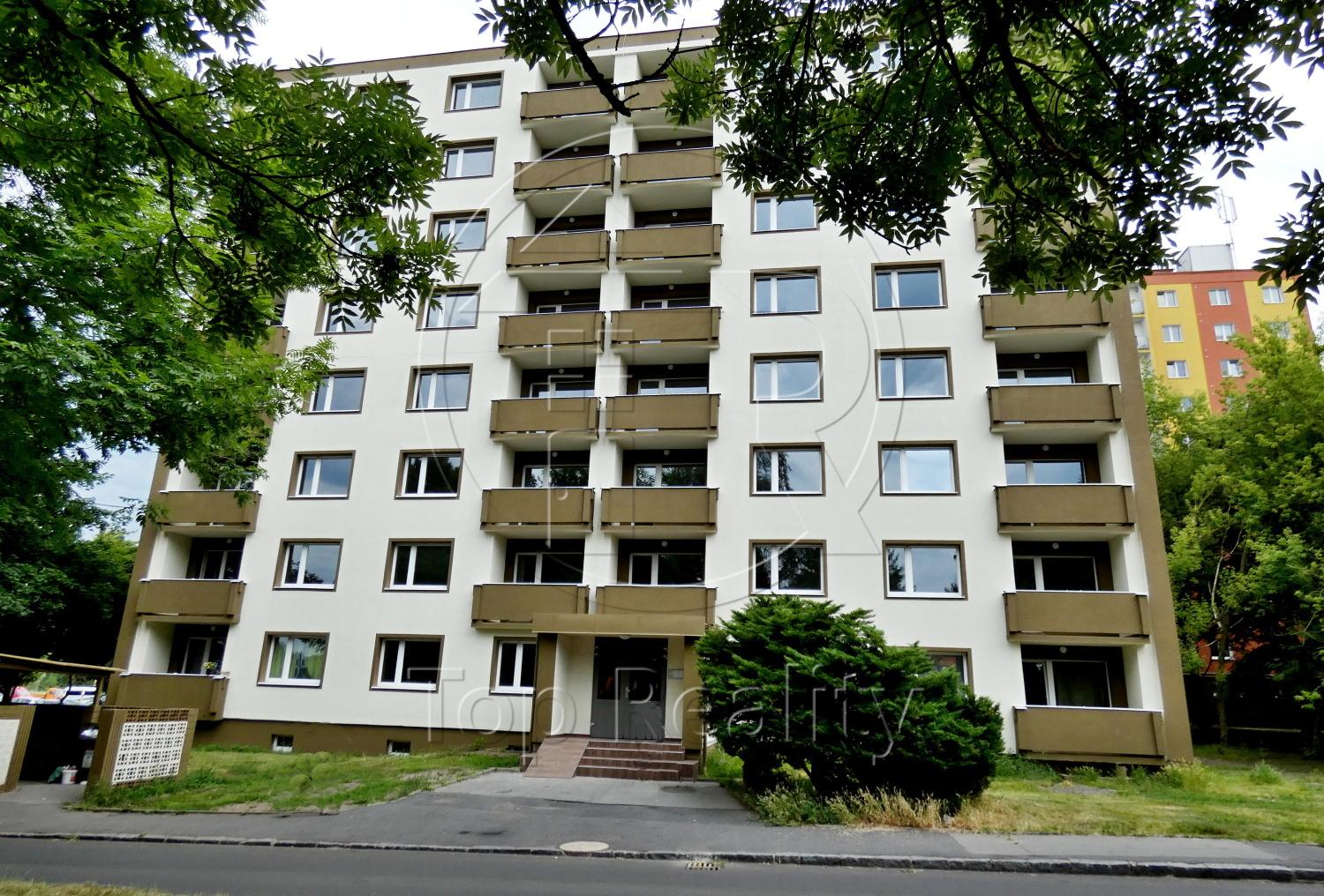 Pronájem bytu 1+kk 26m2 Charkovská, Karlovy Vary, obrázek č. 1