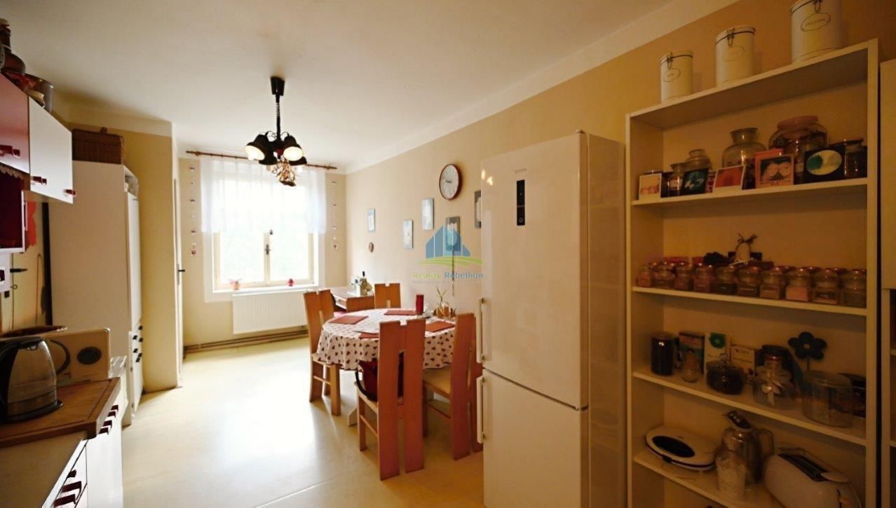 Prostorný a slunný  byt(cca 110m)  s vybavením ve Františkových Lázních na prodej
