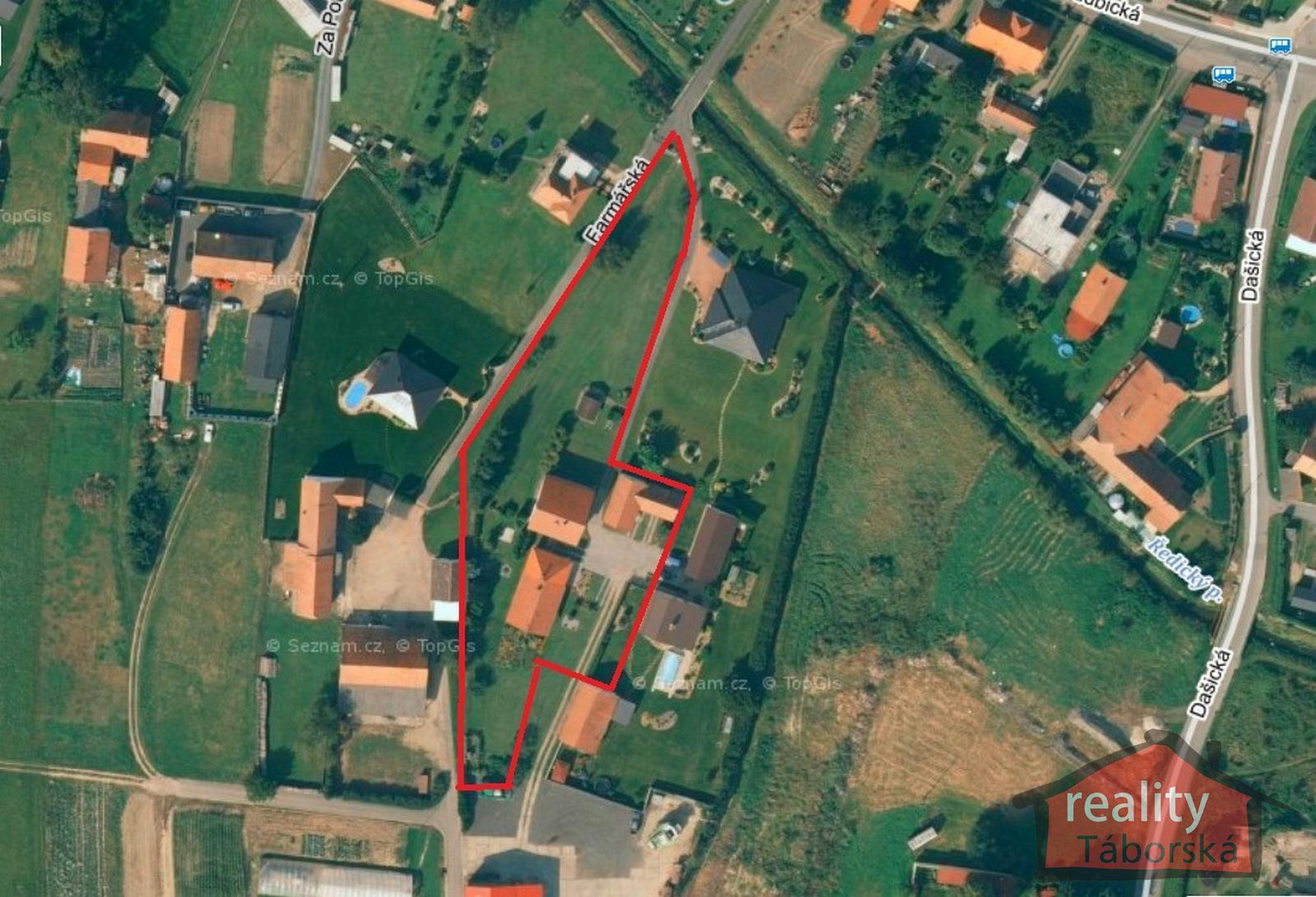 Dva rodinné domy, velká dvougaráž se skladem a pozemek, Dolní Ředice, okr. Pardubice