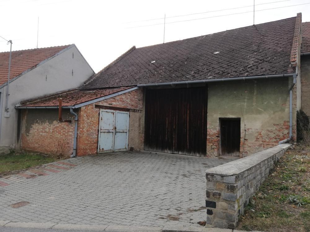 Prodej stodoly s garáží k rekonstrukci na RD 4 byt.jednotky Holubice - CP 640 m2 