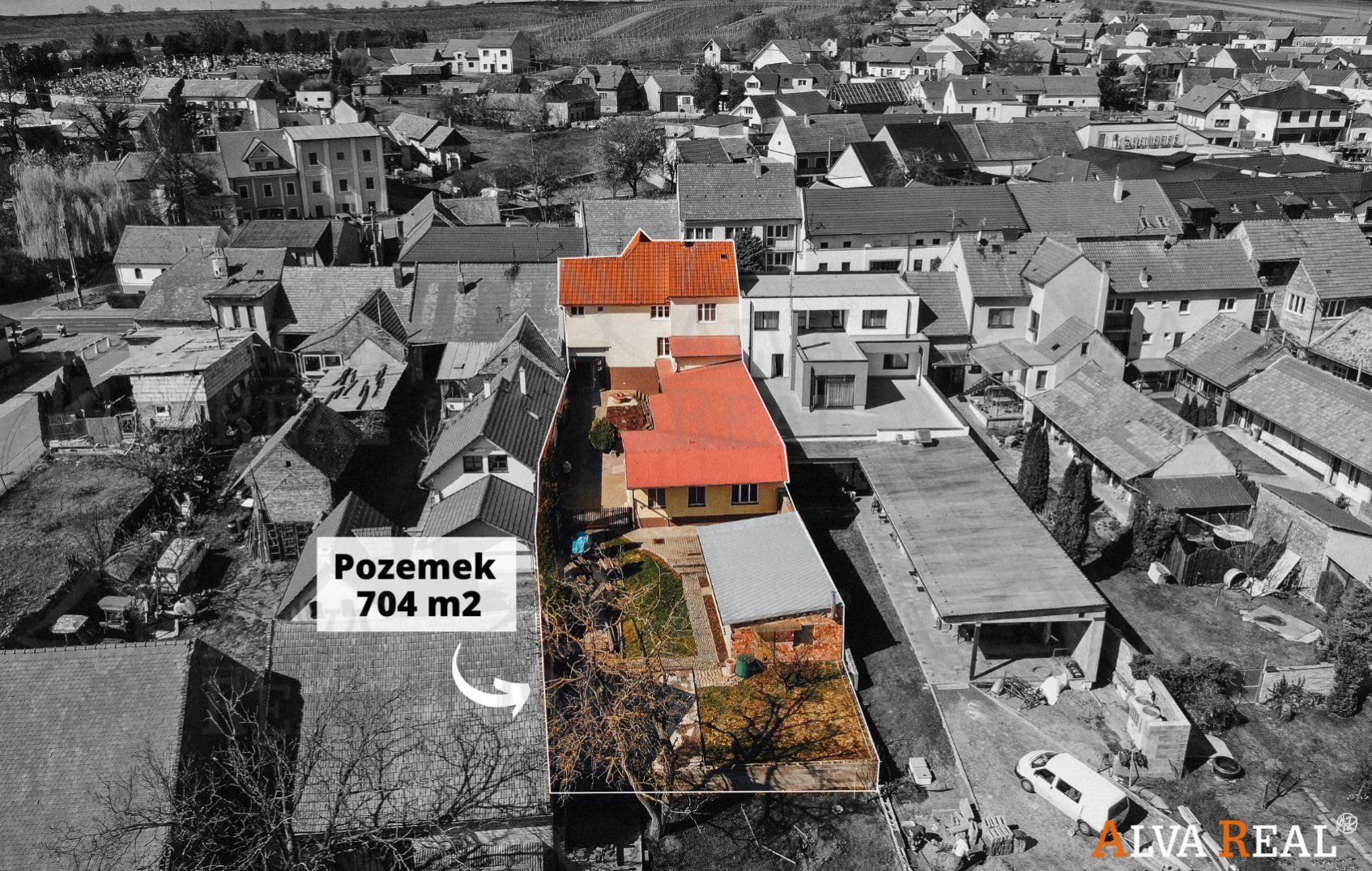 Víceúčelová nemovitost v Čejkovicích, ul. Peckova, bydlení, podnikání, pozemek 704 m2