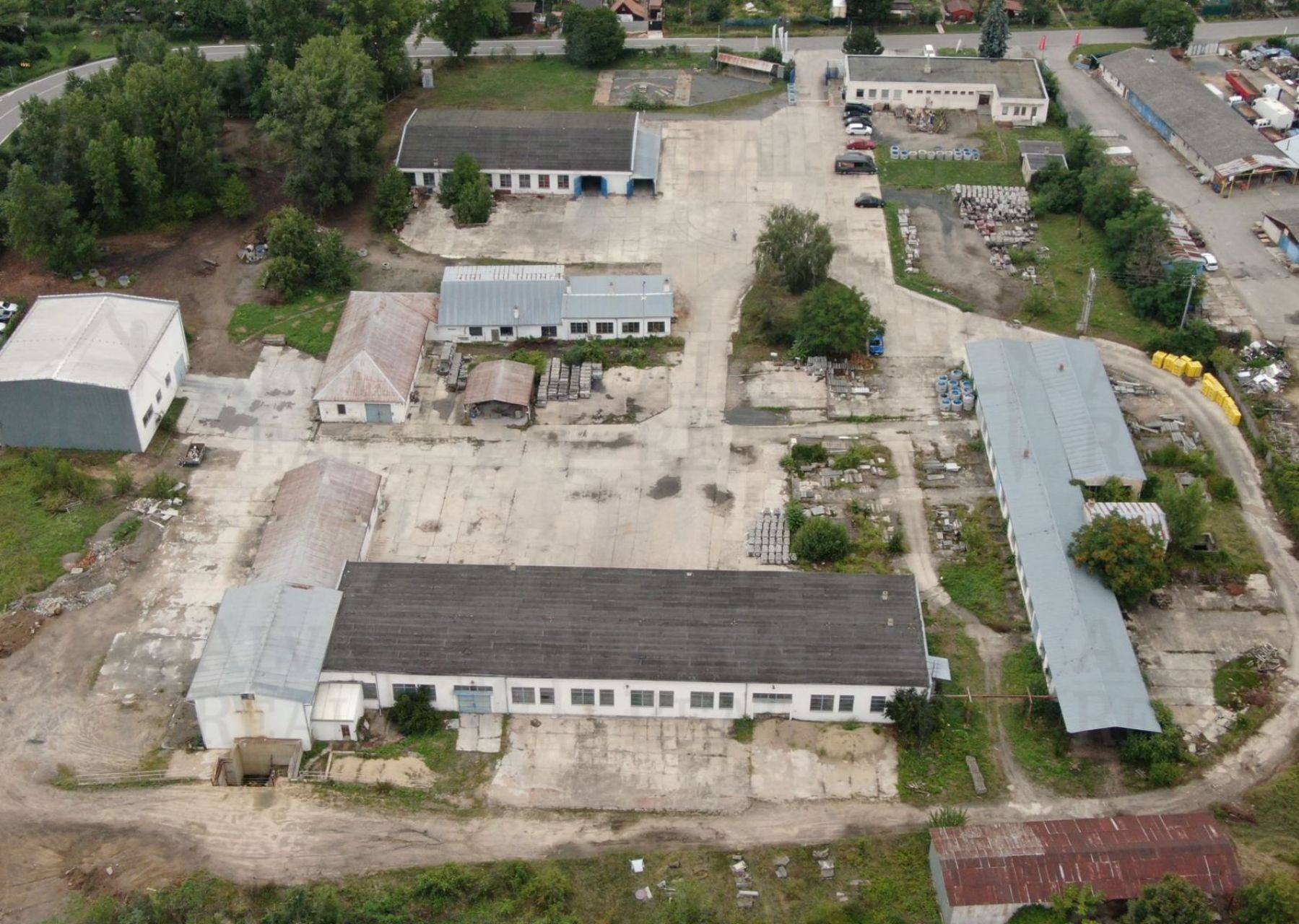 Pronájem venkovních (2910 m2) a vnitřních (600 m2) skladovacích prostor v areálu Hrušovany u Brna