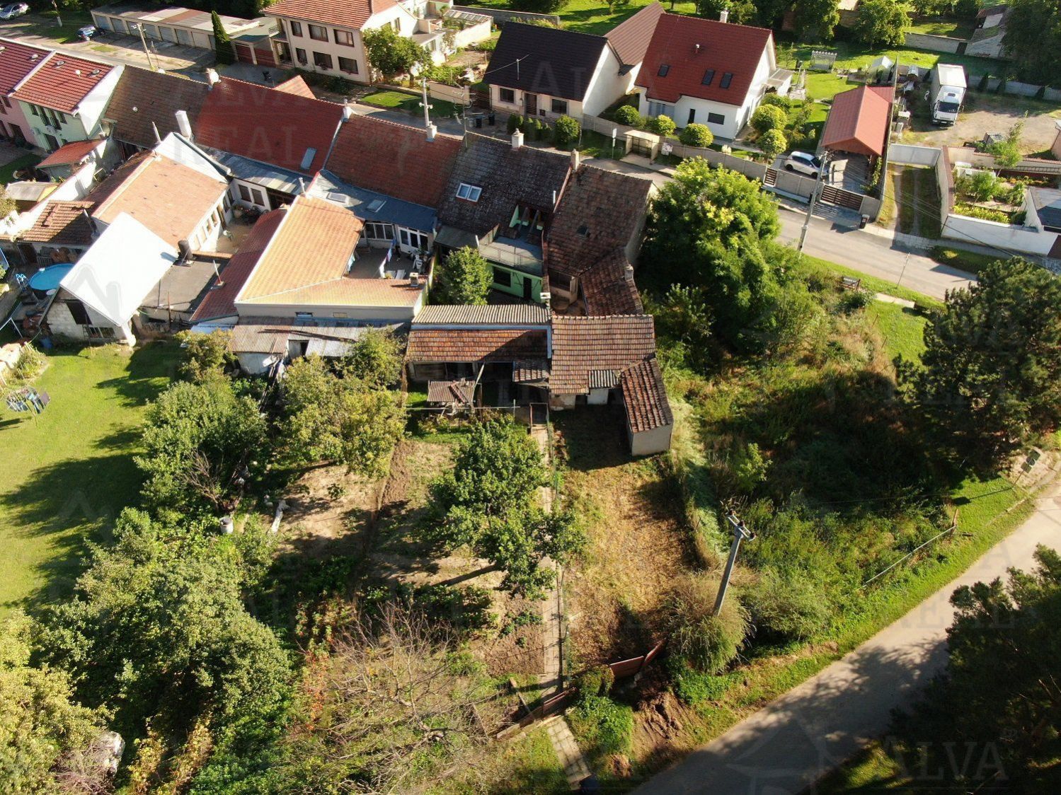 Pozemek s domem k demolici v obci Sobotovice, CP 252 m2, vjezd na pozemek ze zadní strany, všechny I