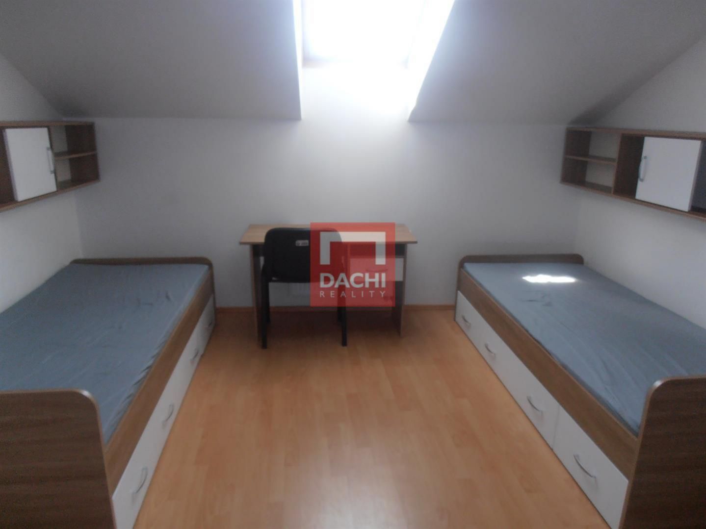Pronájem místa v  pokoji  pro studenta v bytě 5+1, v dosahu centra města  Olomouc, Blažejské nám., obrázek č. 1