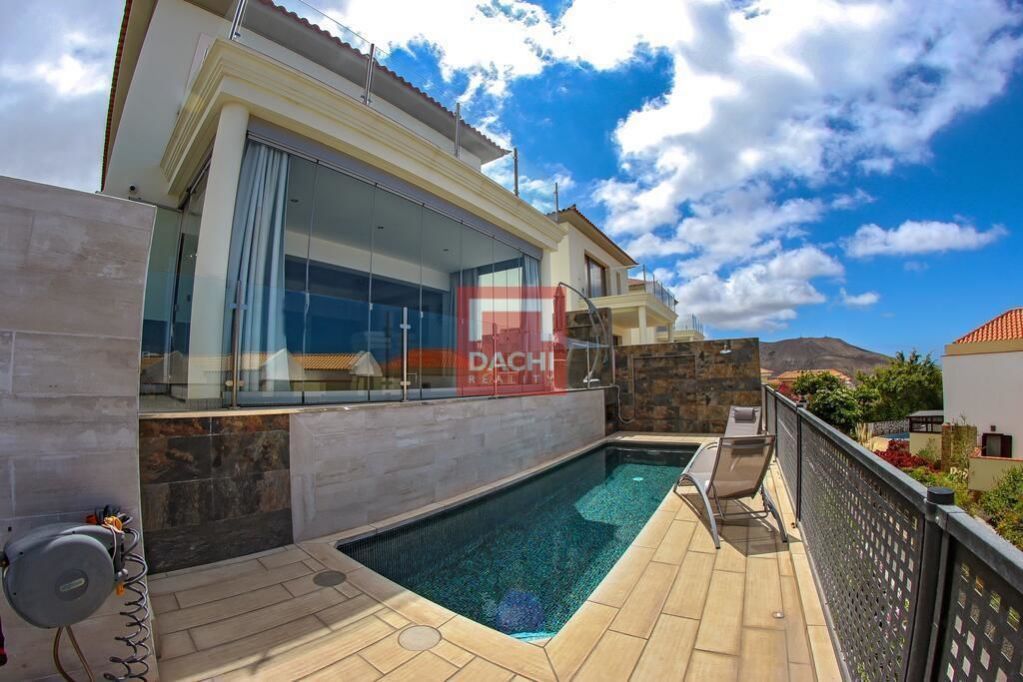 Nabízíme k prodeji luxusní vilu s terasou, Španělsko  Arona, ve městě Chayofa