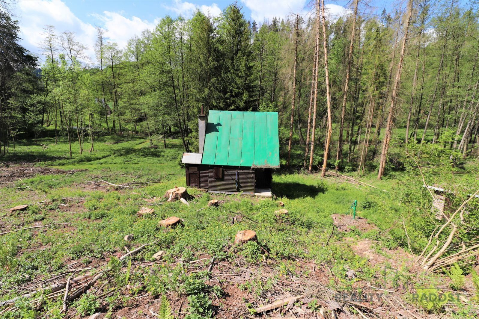 Prodej pozemku s chatou na polosamotě u lesa k modernizaci, obrázek č. 1