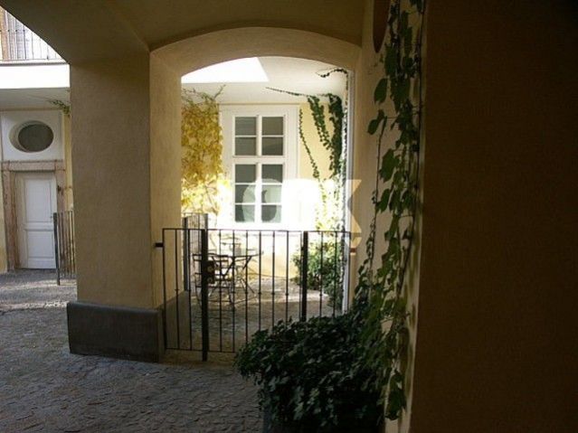 Pronájem, elegantní a zařízený byt 2+1, 94 m2, Vlašská, Praha 1 - Malá strana, zahrádka, v centru, obrázek č. 1