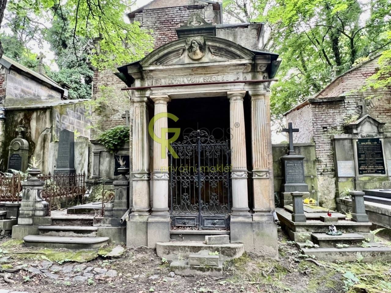 Kaplová hrobka před rekonstrukcí - Olšanské hřbitovy, Praha 3, obrázek č.3
