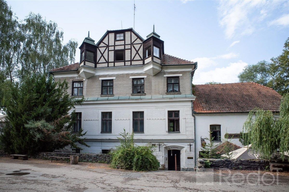 Prodej rodinného domu ( zámečku) 550 m2 s  restaurací 75 m2, Brno - Žebětín