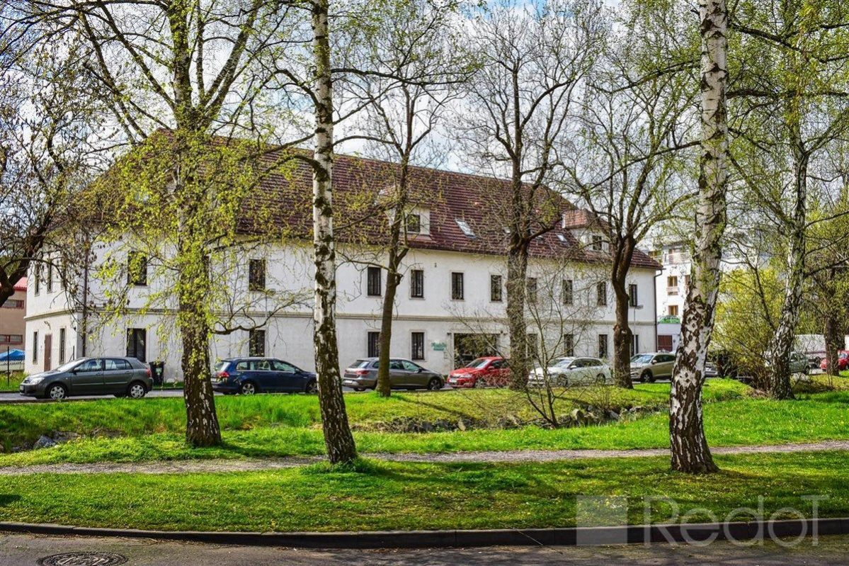 Nabídka třípodlažního komerčního objektu, 910 m2 užitné plochy, Praha 6, parkování na vlastním pozem