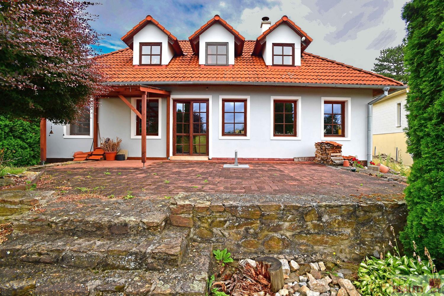 Prodej rodinného domu 4+kk, zastavěna plocha 145 m2, zahrada 1146 m2, Křelovice  v kraji Vysočina.