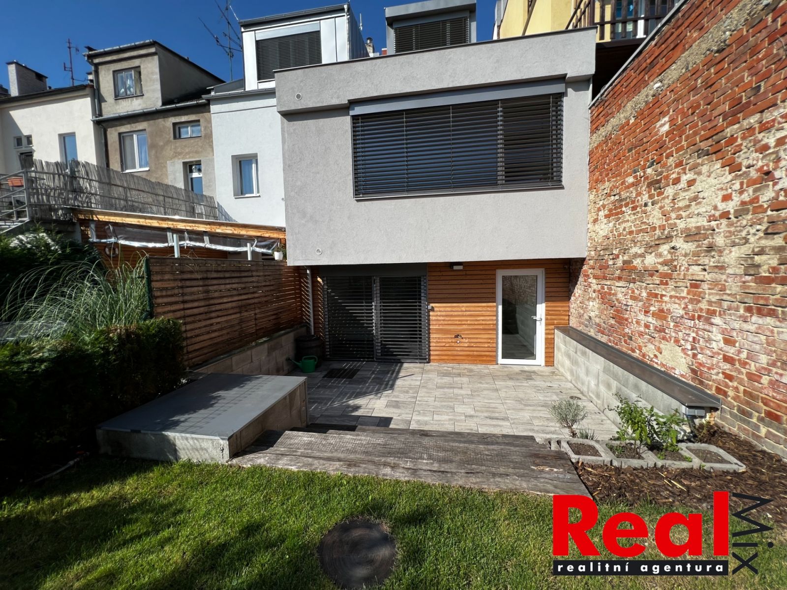 Prodej RD se třemi byty a zahradou, terasou a garáží, CP 212m2 + zahrada 113m2, ul. Klíny, Brno - Ži