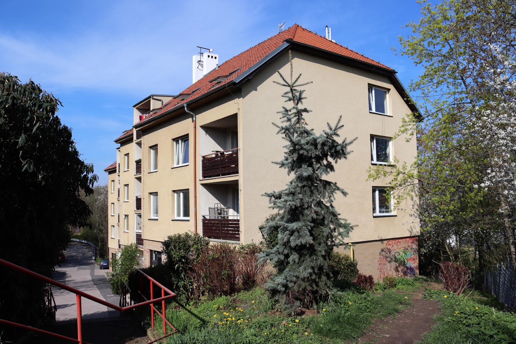 Prostorný, slunný byt  3+1 s lodžií, komorou a  sklepem, Praha 5 - Košíře