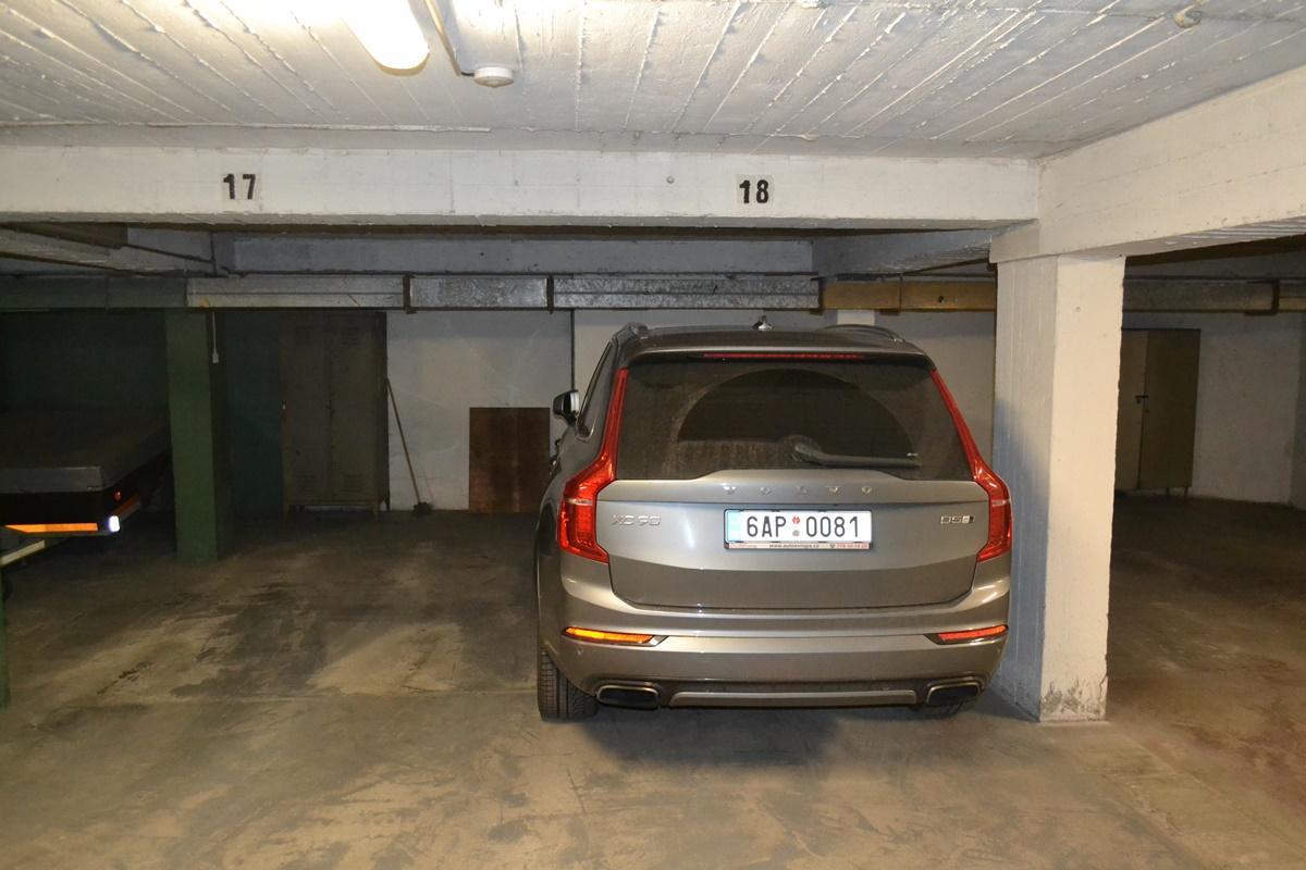 Pronájem garážového stání 18m2, ul Krupská, Praha 10 