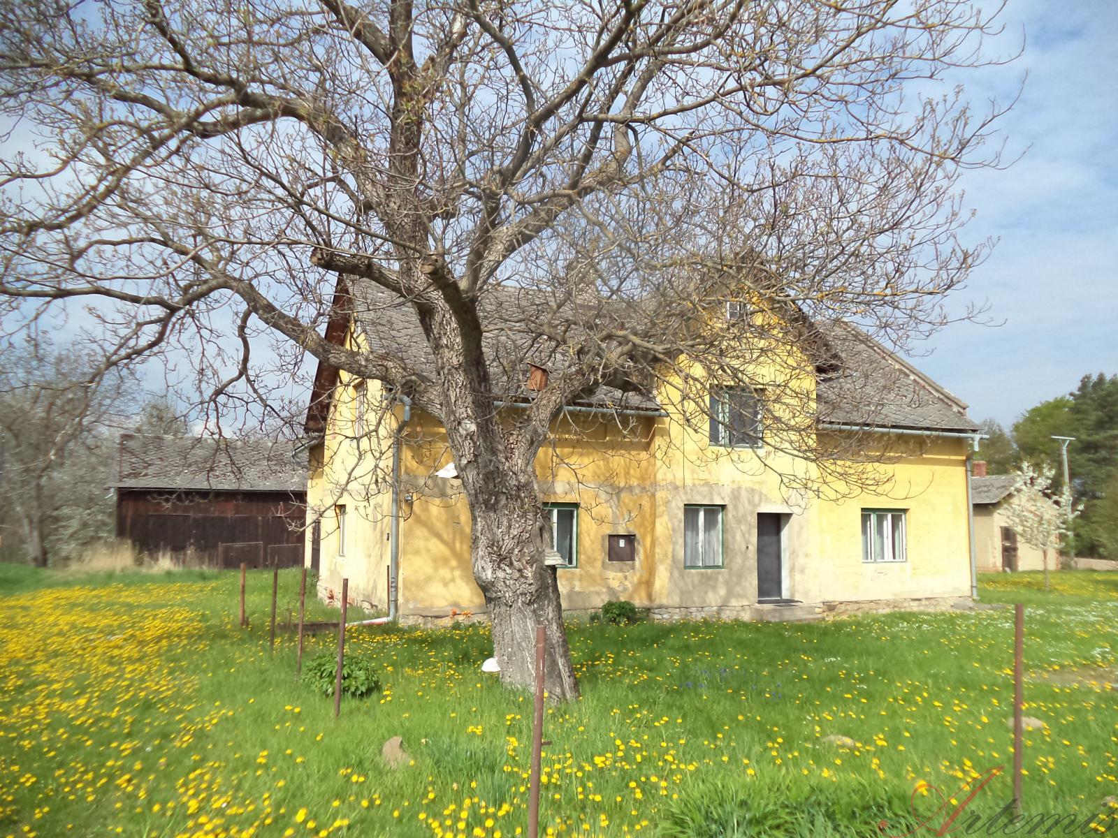 Prodej rodinného domu s rozlehlou zahradou, dvěma garážemi a stodolou v Kolnovicích, obrázek č. 1