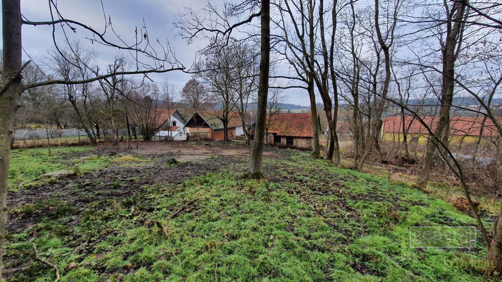 Stavební pozemek u lesa na kraji obce Radochovy