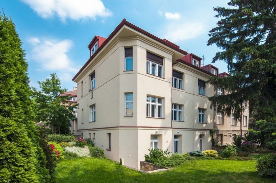 Pronájem krásného, vybaveného bytu 3kk (113m2) s šatnou, s původními prvky, Praha - Malvazinky
