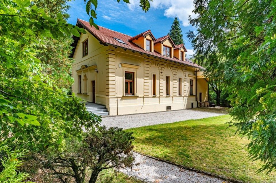 Prodej rodinné vily (470m2) a menšího domu (220m2), pozemek 3993 m2, Unhošť