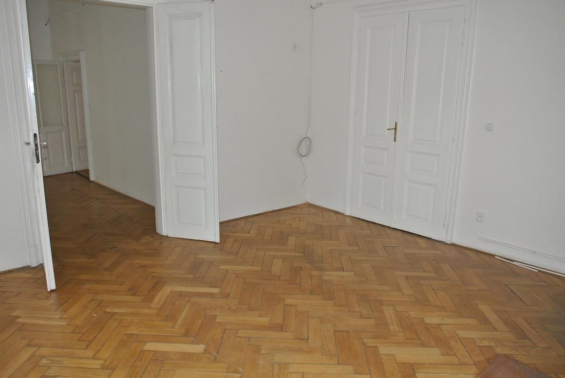 Pronájem neprůchozích pokojů v bytě 4+1 o CP 154m2 v centru Brna, šatna, spíž, obrázek č. 2