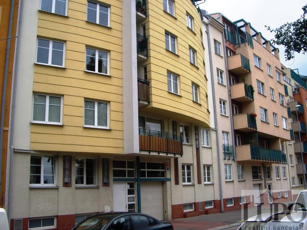 Nabízím hezký ateliér-byt 1+kk, 33m2, balkon, sklep, výtah, OV, Kašparovo nám., Praha 8 Libeň.
