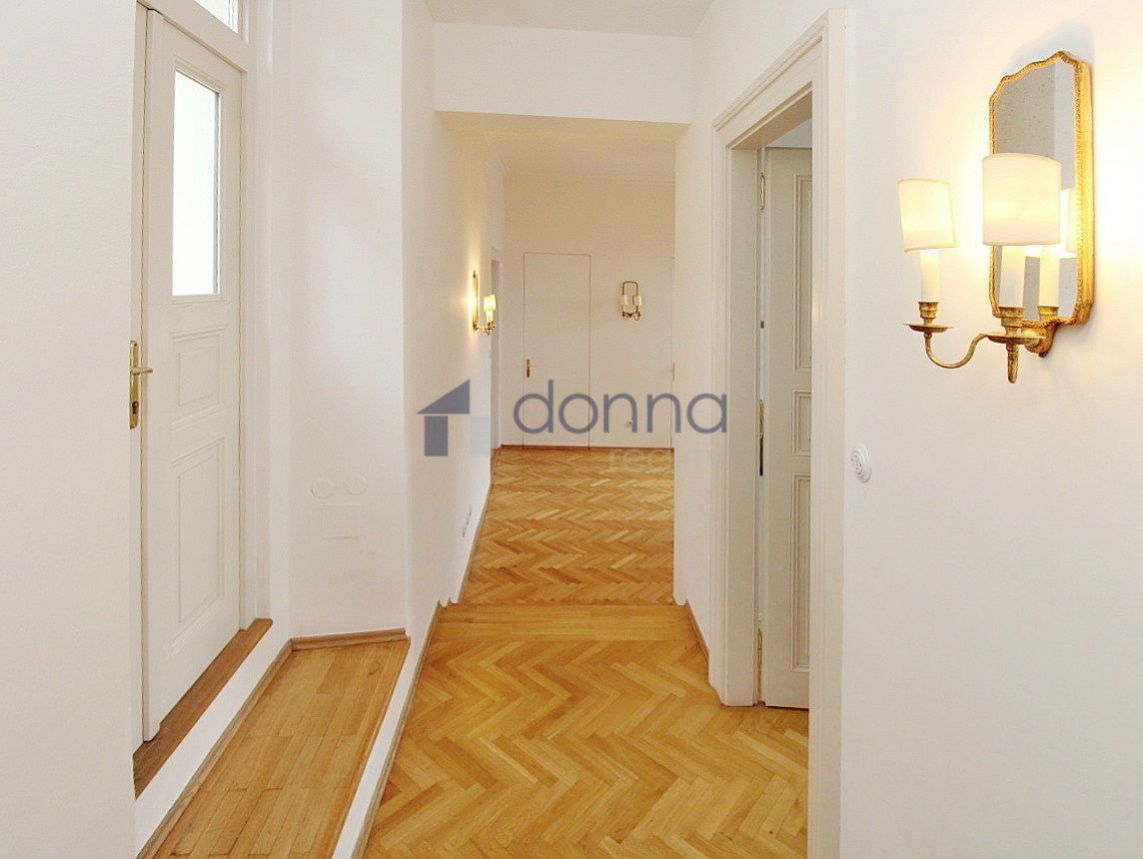 Pronájem mezonetového bytu 5+1/T,B, 213 m2, s garáží, ul. Thunovská, Praha 1 - Malá Strana, obrázek č. 2