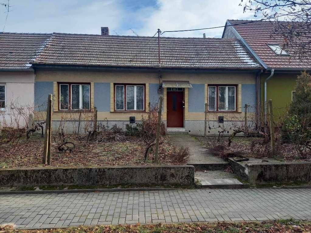 Prodej rodinného domu 3+1 s vjezdem, na velmi pěkném místě obce Čejč