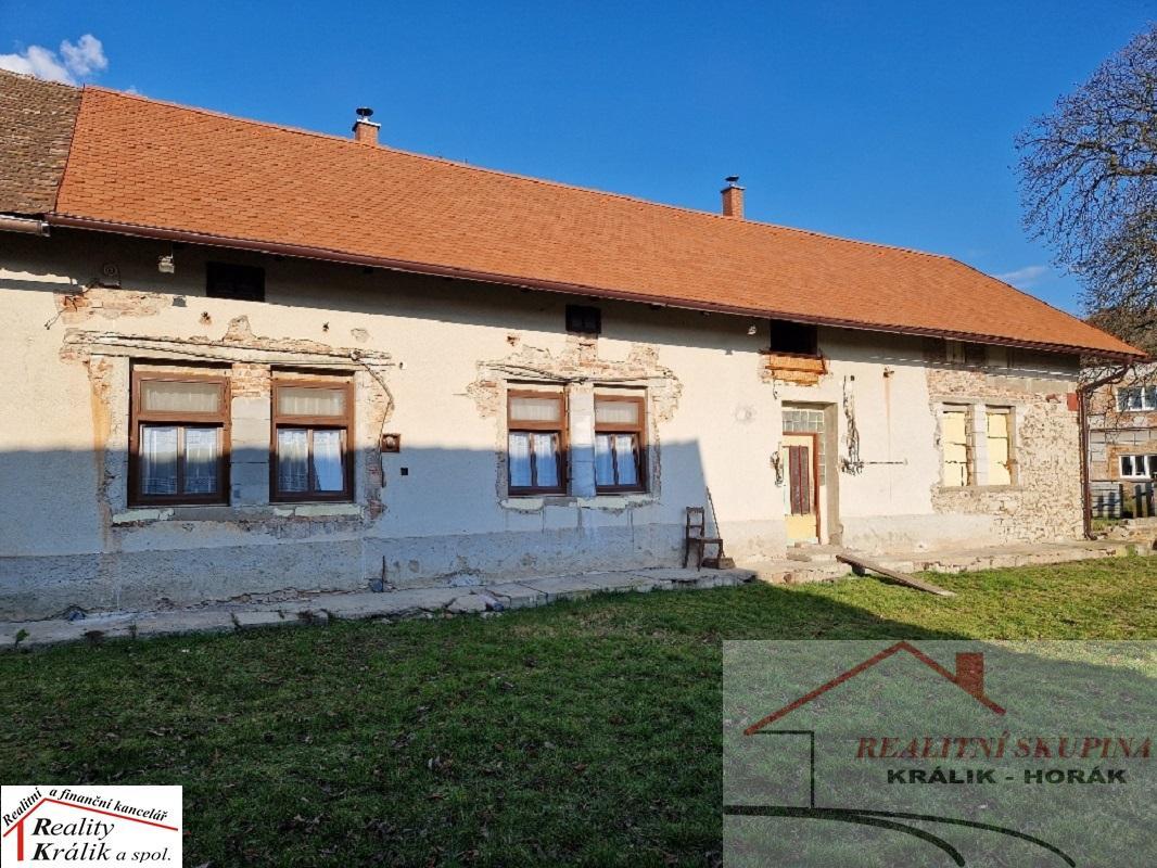 Bývalá zemědělská usedlost se nachází na okraji obce Horušice, 12km od Čáslavi. V domě proběhla část