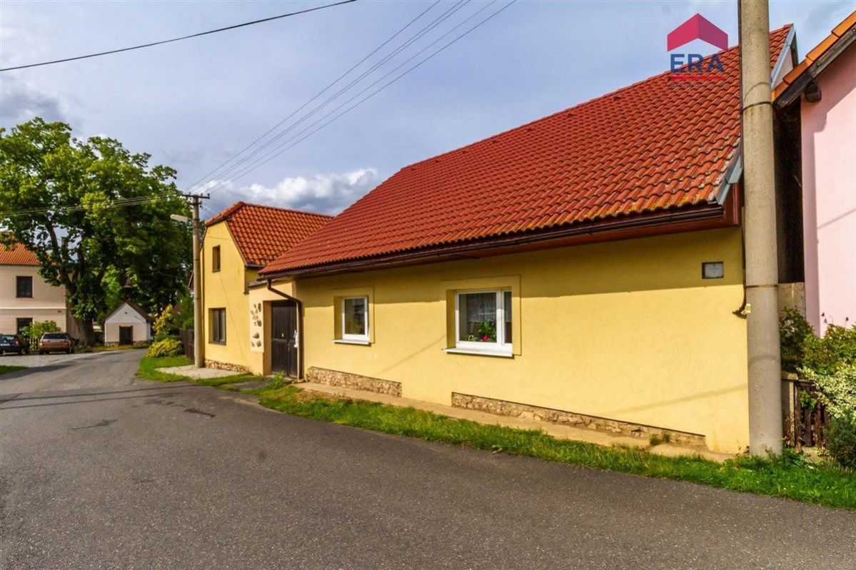 Prodej rodinného domu, dispozice 6+1, nebo 3+1 a 3+kk, pozemek 343 m2, obec Běštín, okres Beroun