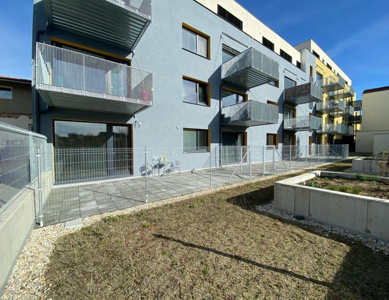 Pronájem novostavby bytu 2+kk s terasou a garážovým stáním na ul. Mrštíkova v Třebíči.