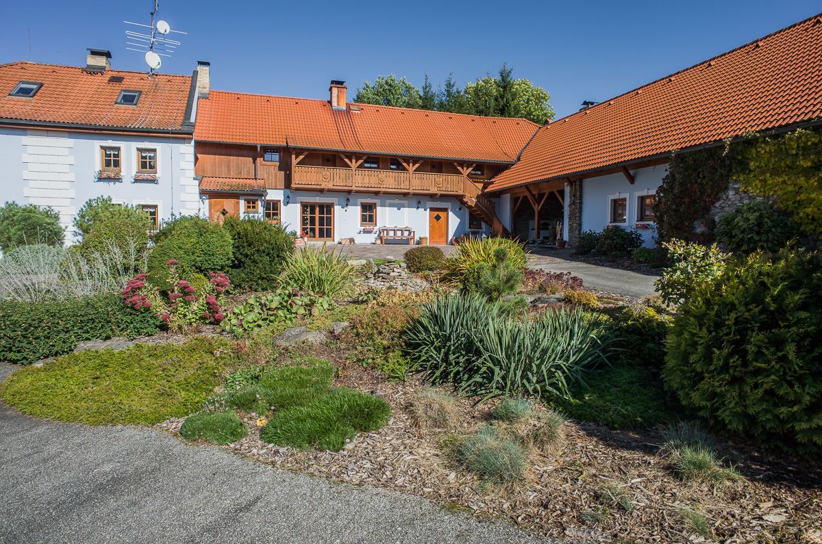 Prodej areálu se dvěma rodinnými domy, luxusní bydlení v obci Suš (Lipno)