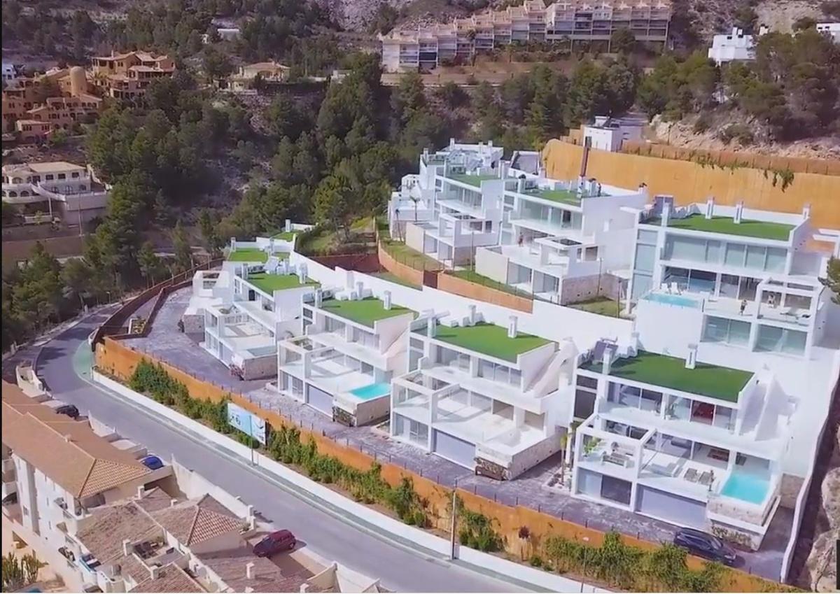 Prodej novostavby vily s výhledem na moře ve svahu nad pláží Sierra Altea