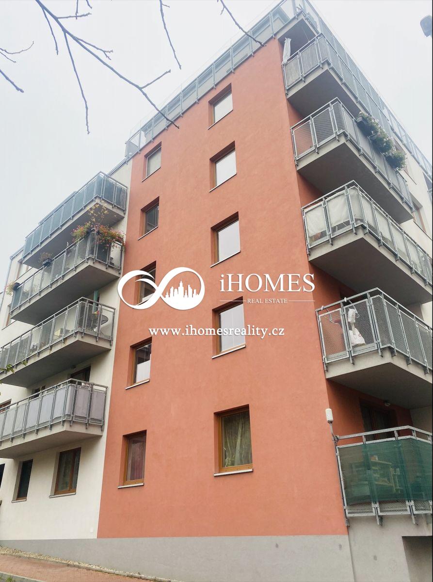 iHomes Reality nabízí pronájem krásného bytu 2+KK s balkonem a garážovým stáním., obrázek č. 1