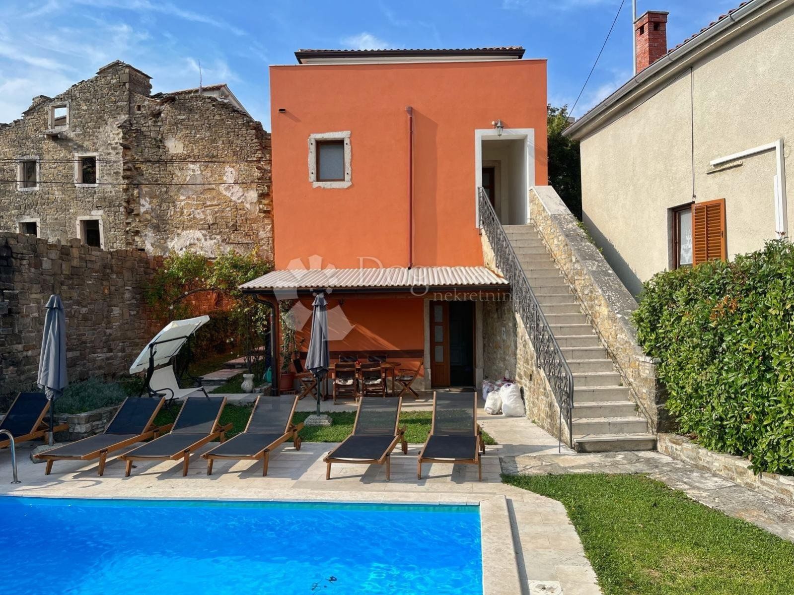 Prodej zrekonstruovaného domu s bazénem a panoramatickým výhledem, Oprtalj - Istrie - Chorvatsko, obrázek č. 1