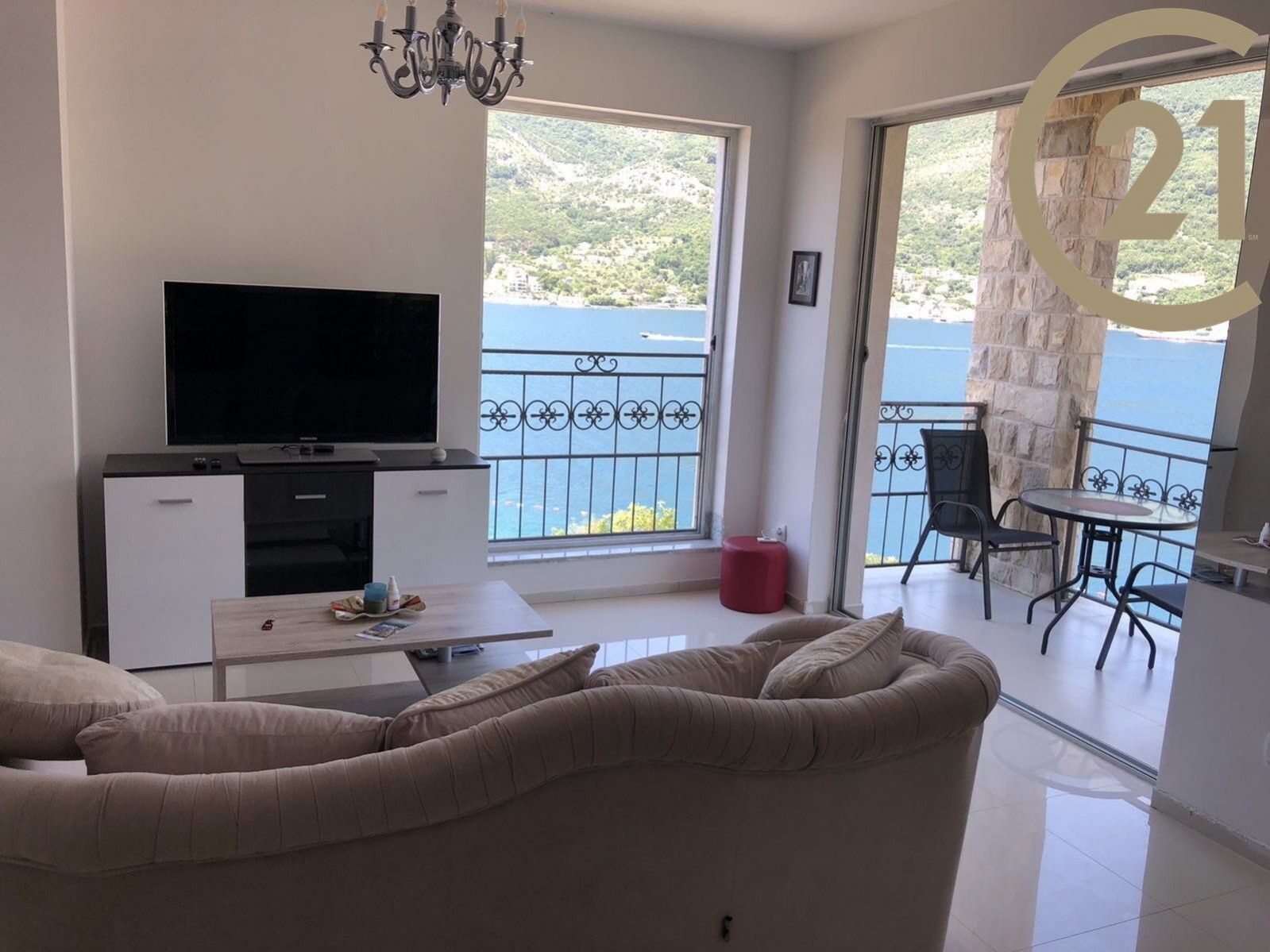 Prodej bytu 3+kk (87 m2) s balkonem, pouze 52 m od moře - Lepetane, Tivat, Černá Hora