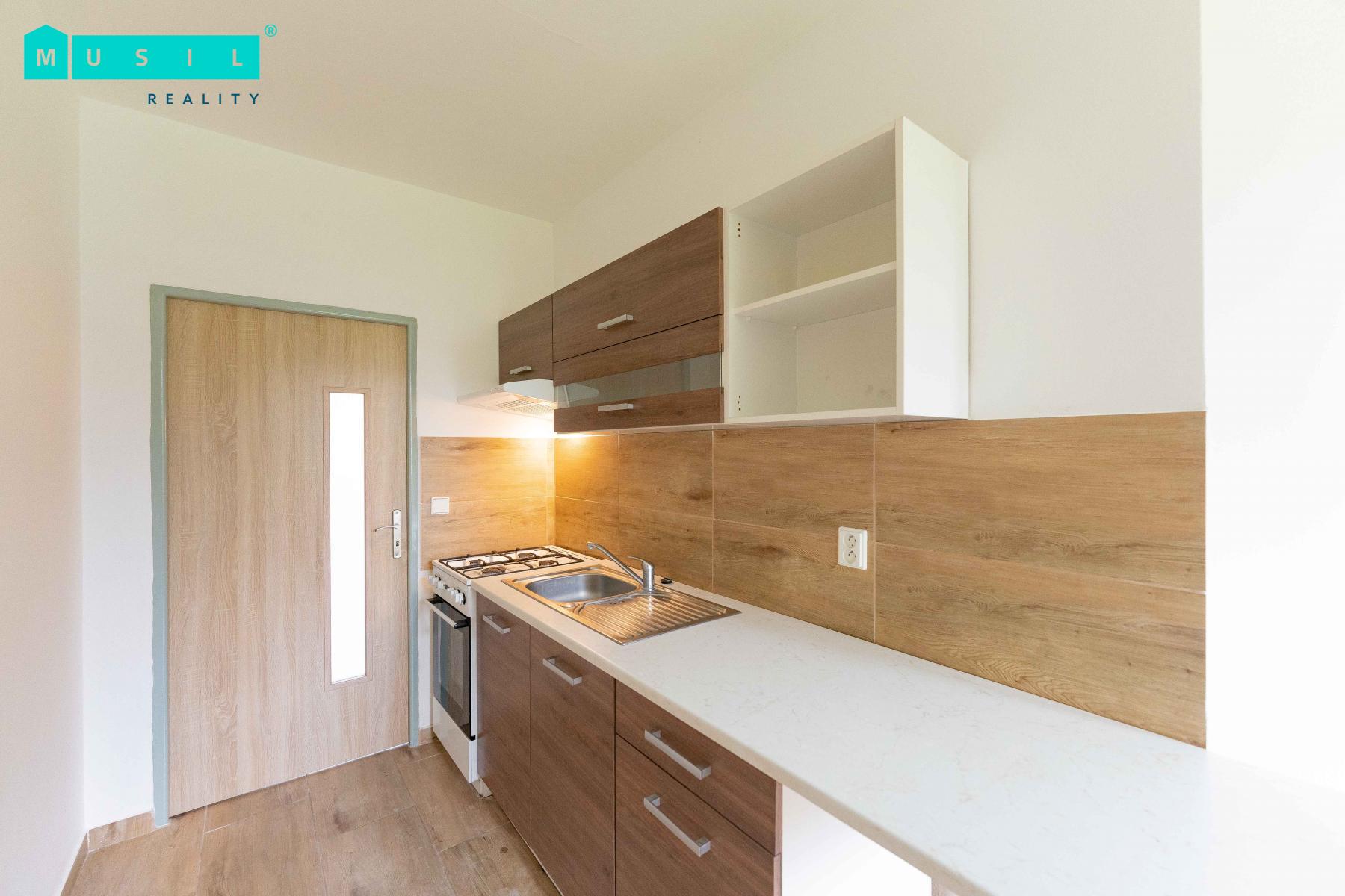 Nabízíme k pronájmu panelový byt o dispozici  2+1 nacházející se na ulici Evaldova v Šumperku. 