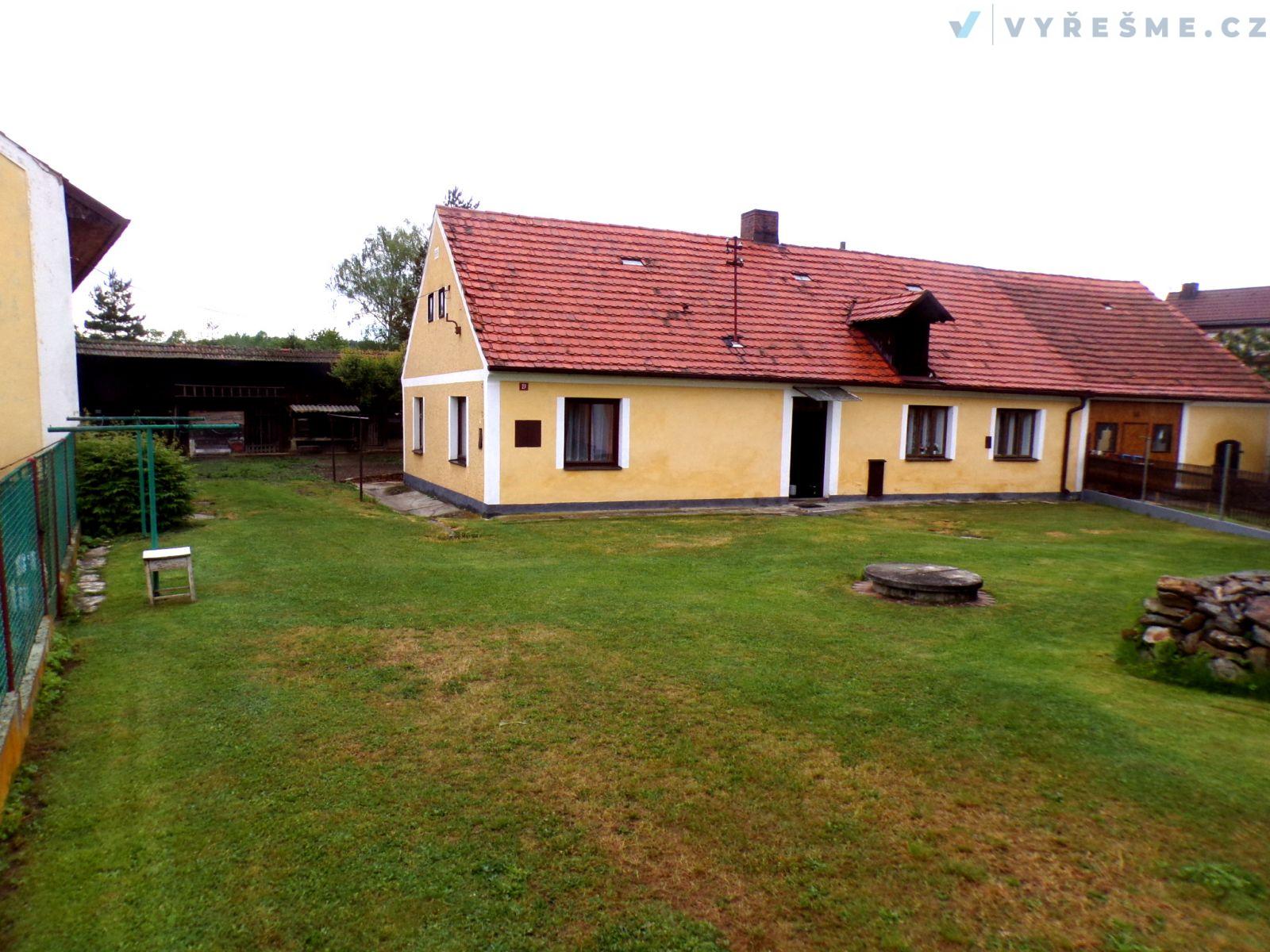 Vesnický dům se stodolou a pozemkem v klidné obci Osvračín na Domažlicku.