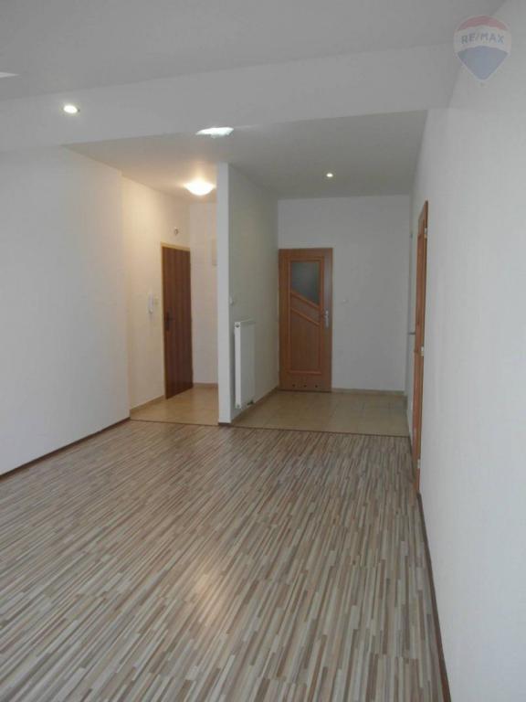 Realitná kancelária RE/MAX ponúka na predaj veľký 2 izbový byt (49m2) v tehlovej novostavbe v centre, obrázek č. 1