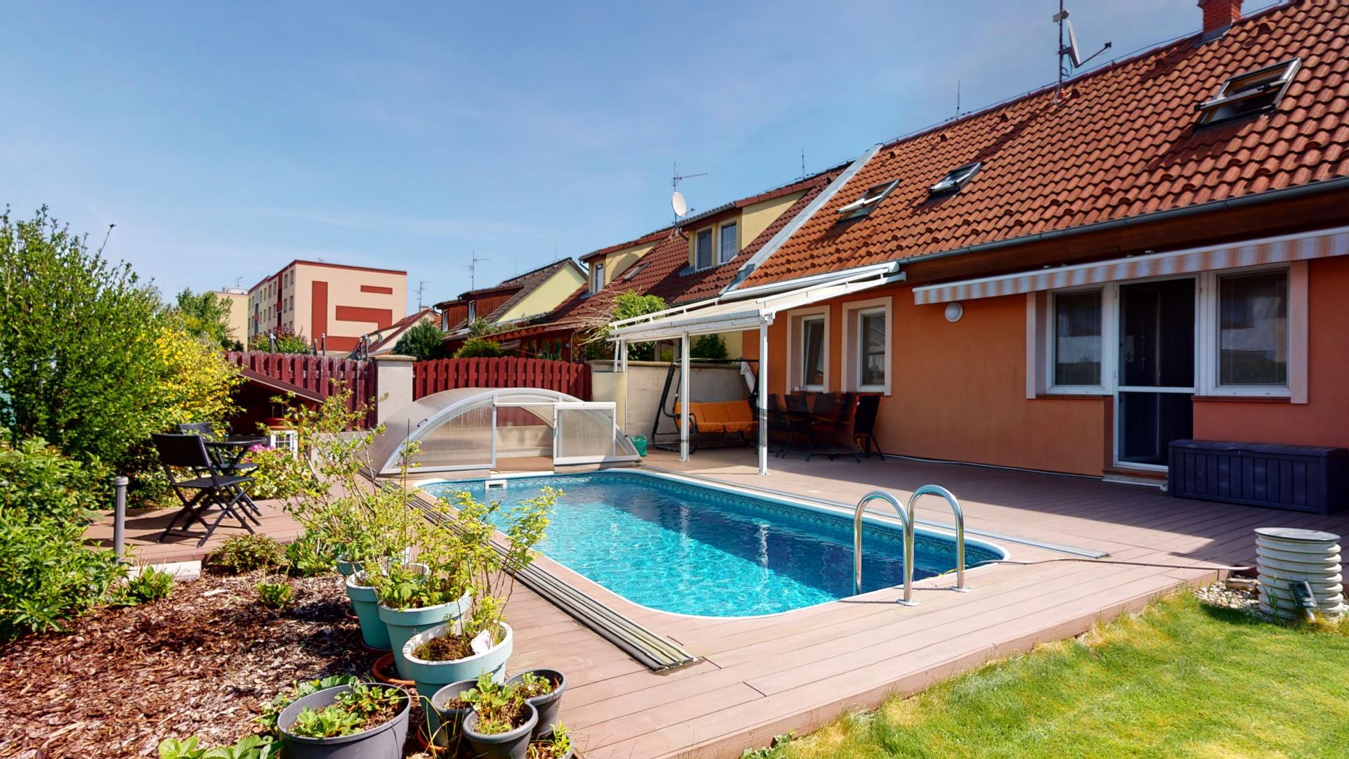 Prodej rodinného domu s garáží a krytým venkovním bazénem