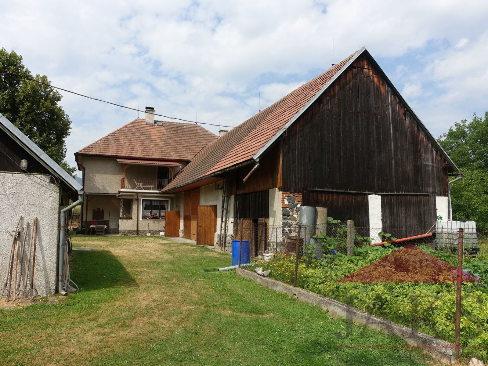 Rozsedly; dvougener. rodinný dům (195 m2) se stodolou s garáží a zahradou na konci obce s výhledem, obrázek č. 2